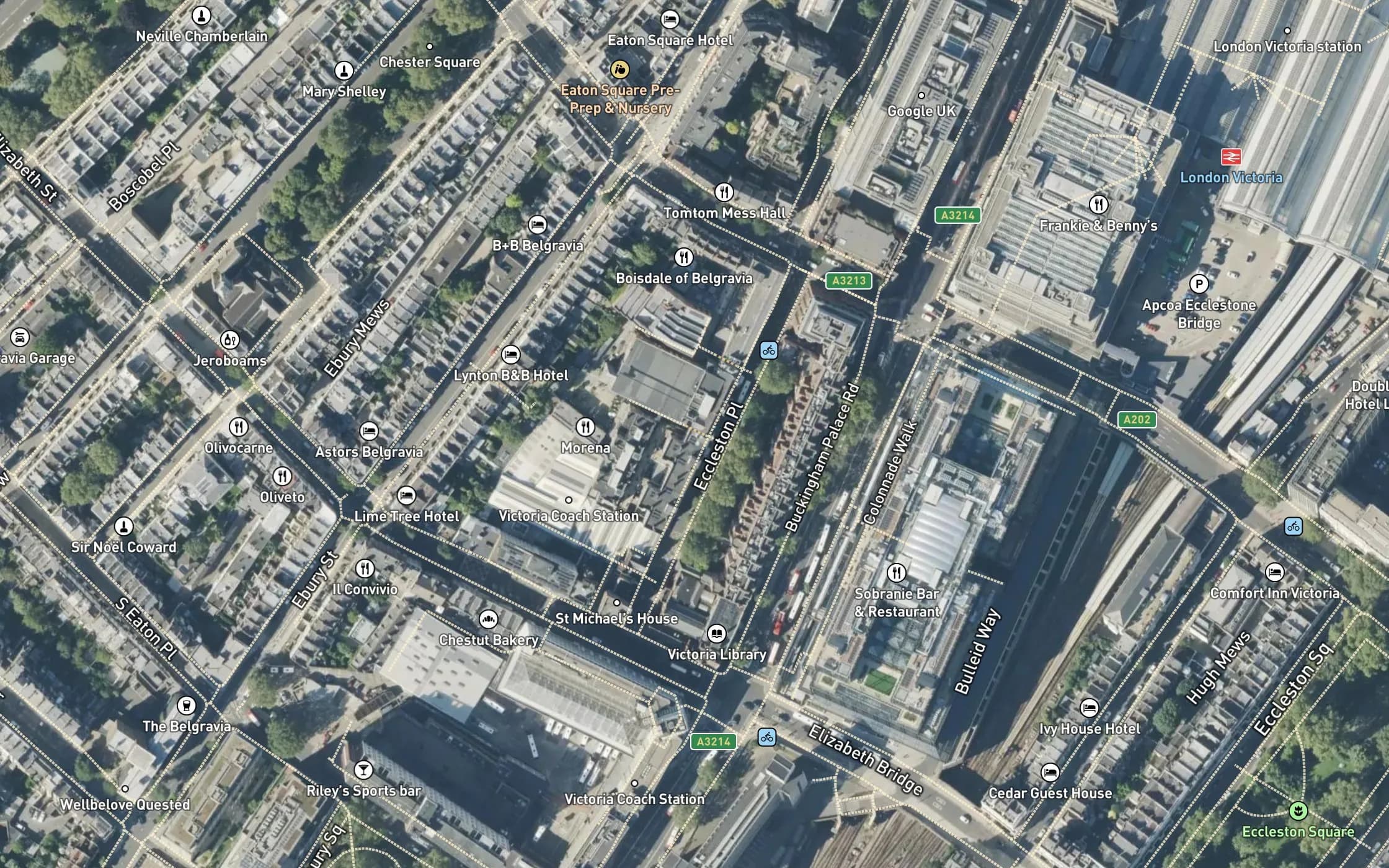 Hybrid basemap over central London showing street names over satellite imagery